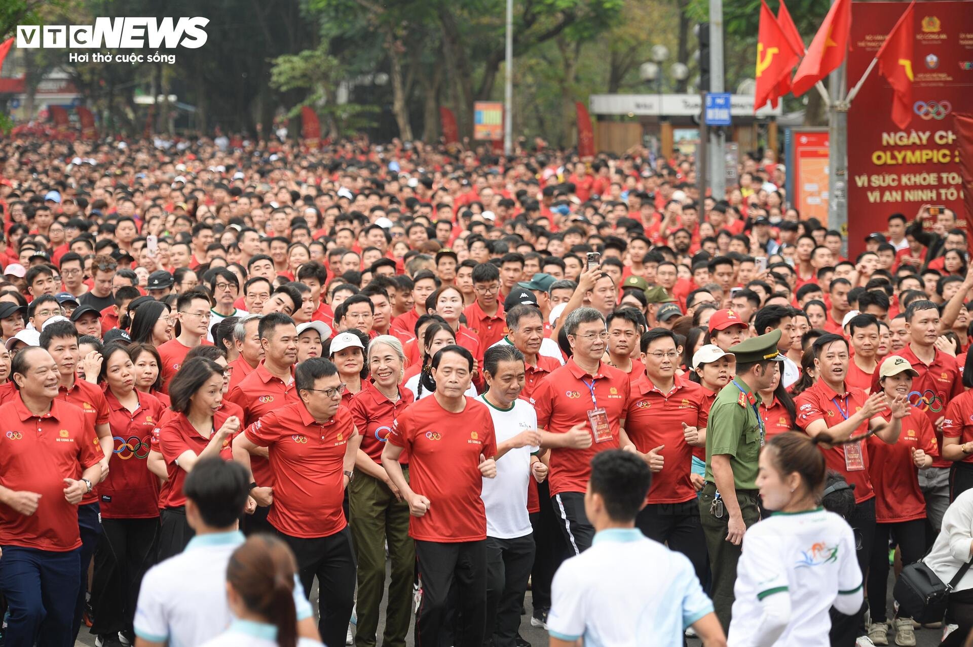 Biển người phủ kín bờ hồ Hoàn Kiếm hưởng ứng Ngày chạy Olympic 2026 - 10