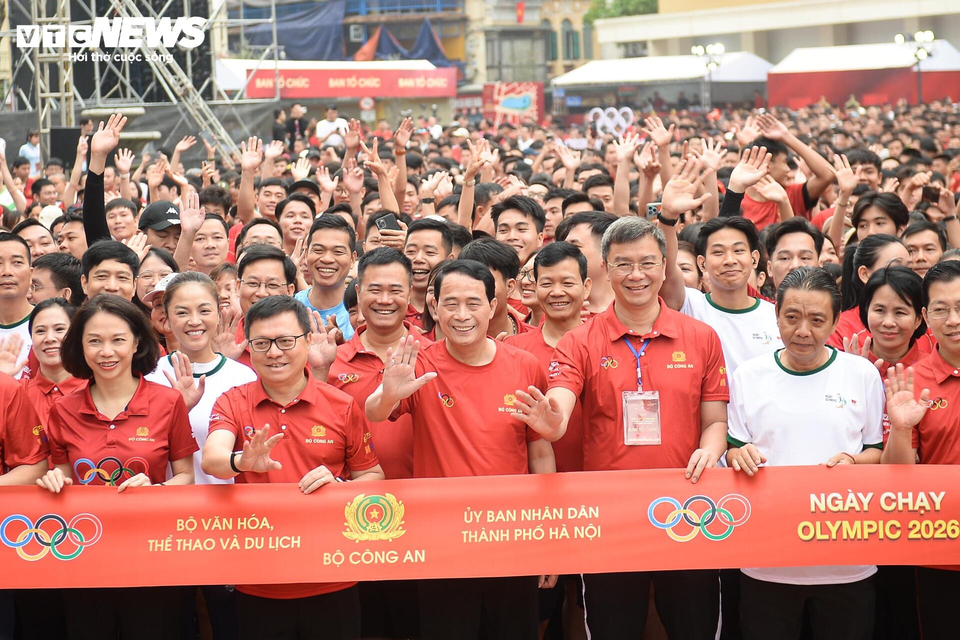 Biển người phủ kín bờ hồ Hoàn Kiếm hưởng ứng Ngày chạy Olympic 2026 - 11