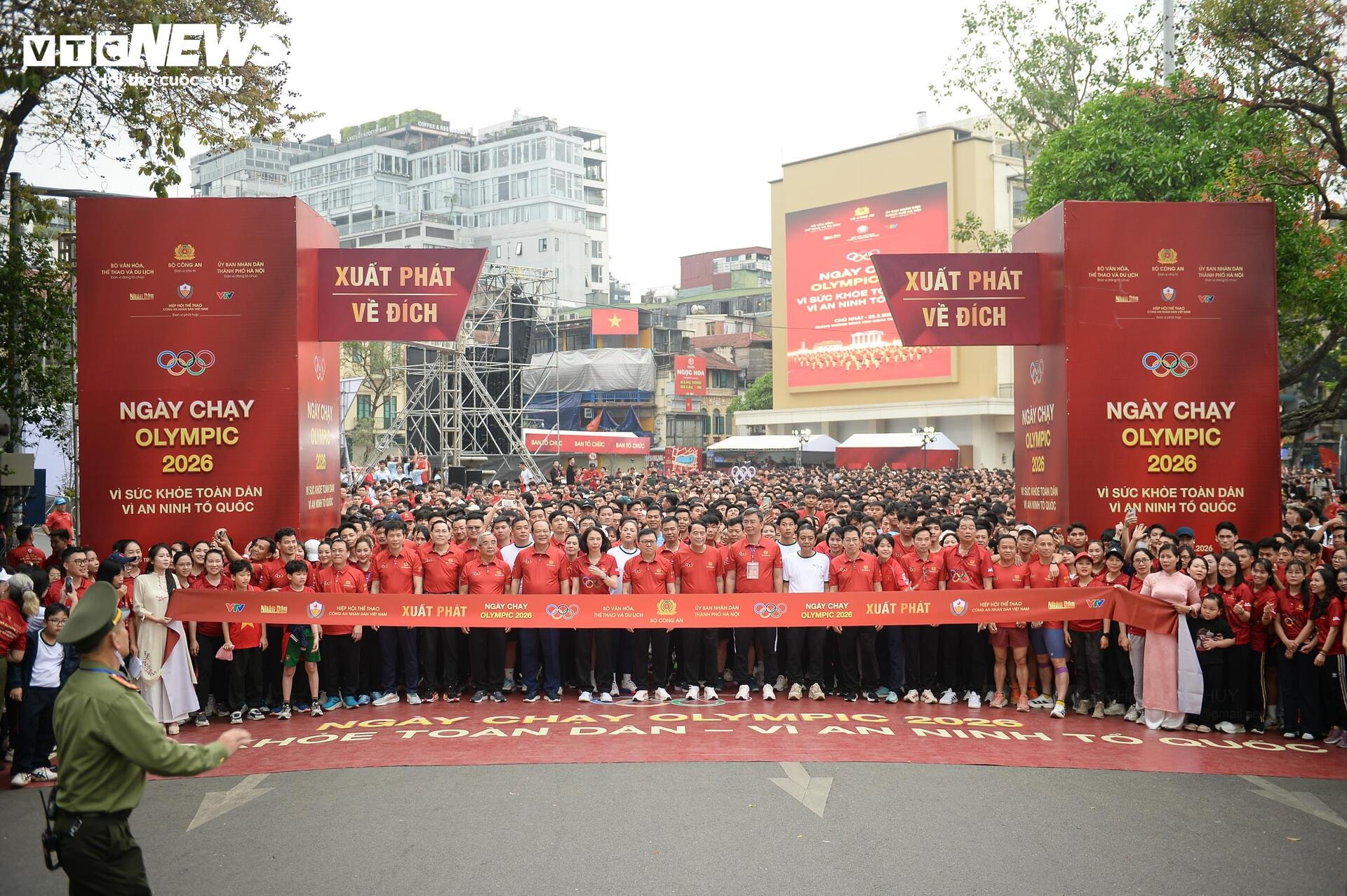 Biển người phủ kín bờ hồ Hoàn Kiếm hưởng ứng Ngày chạy Olympic 2026 - 12