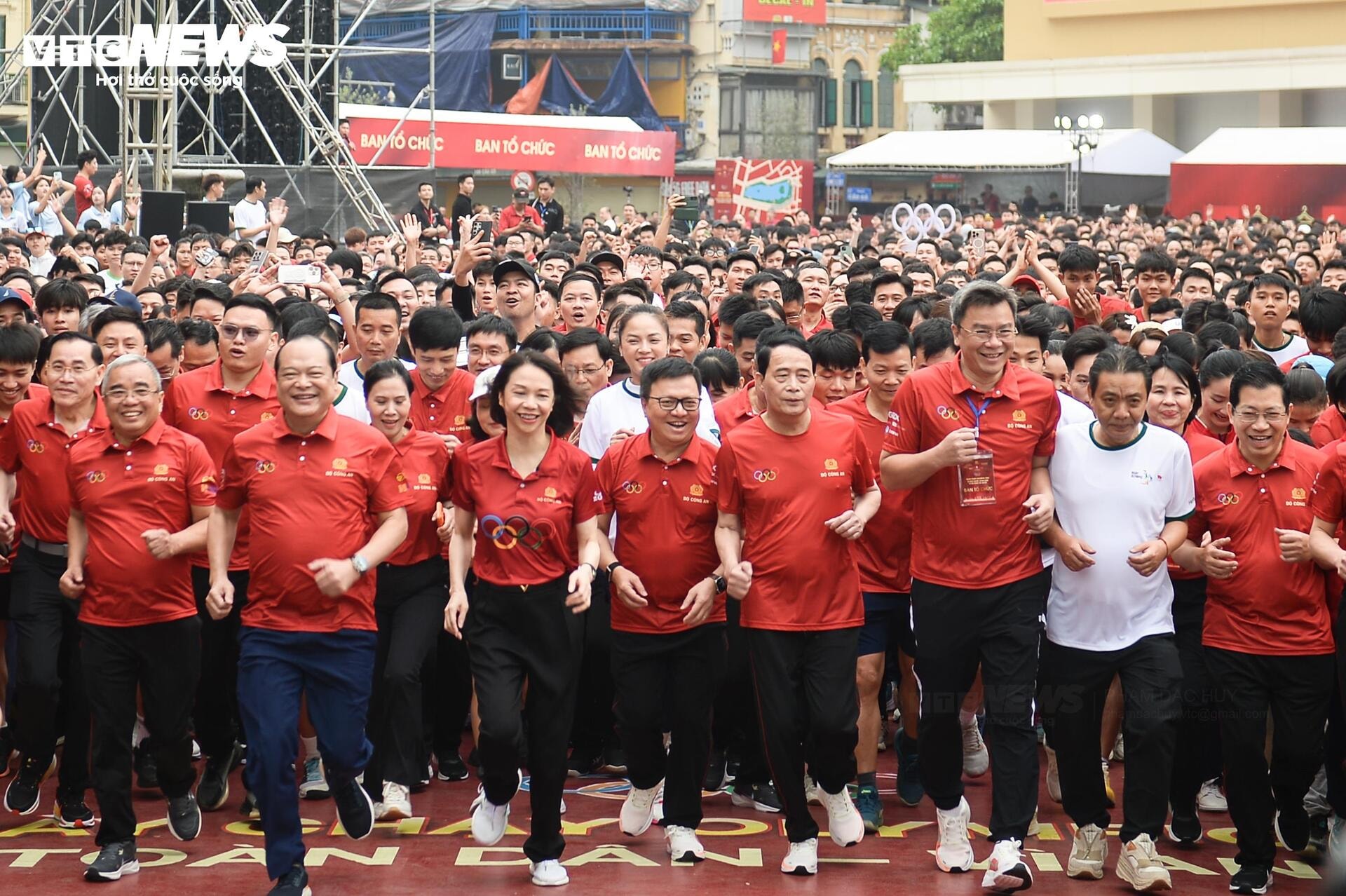 Biển người phủ kín bờ hồ Hoàn Kiếm hưởng ứng Ngày chạy Olympic 2026 - 13