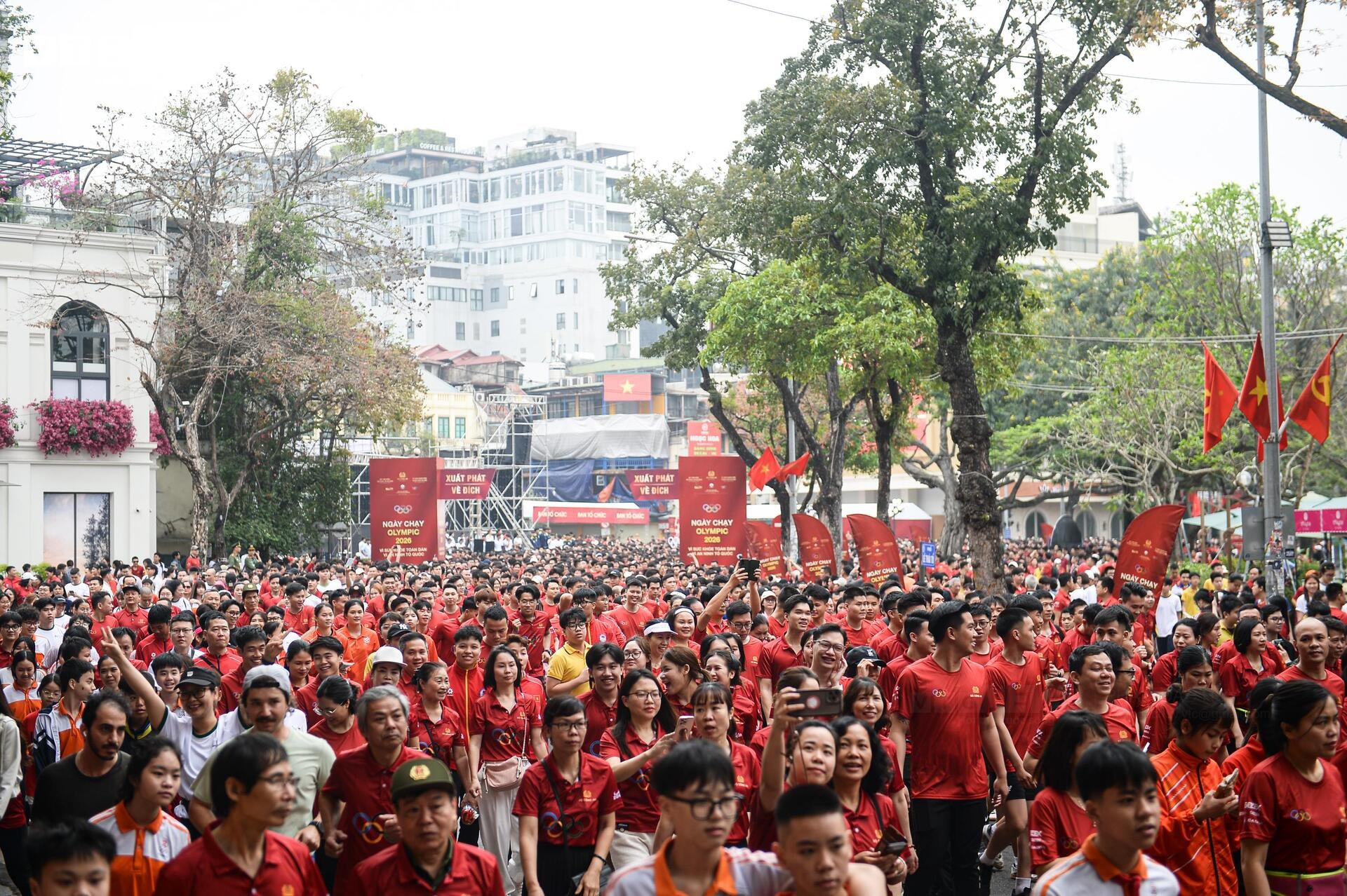 Biển người phủ kín bờ hồ Hoàn Kiếm hưởng ứng Ngày chạy Olympic 2026 - 15