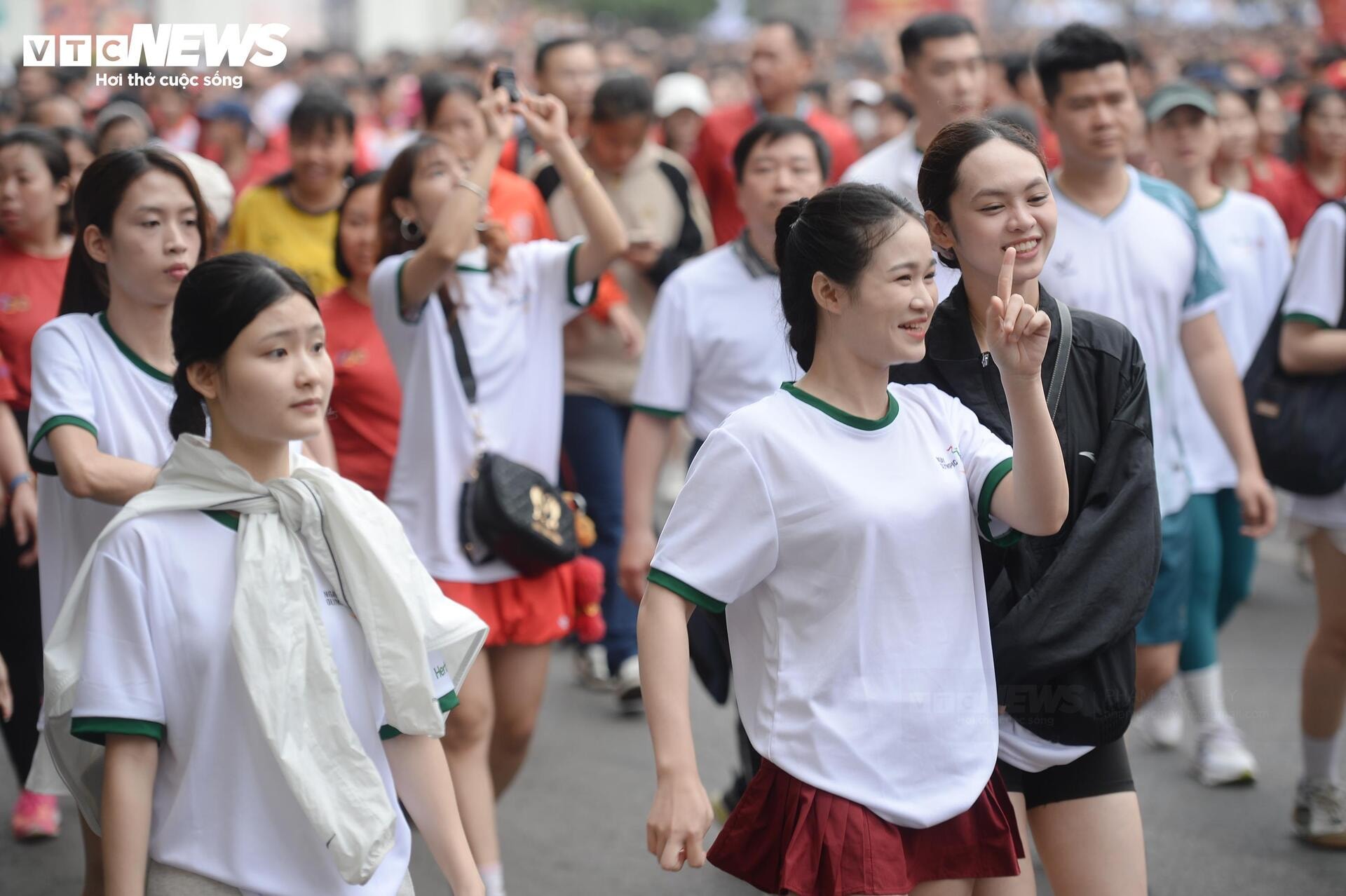 Biển người phủ kín bờ hồ Hoàn Kiếm hưởng ứng Ngày chạy Olympic 2026 - 16