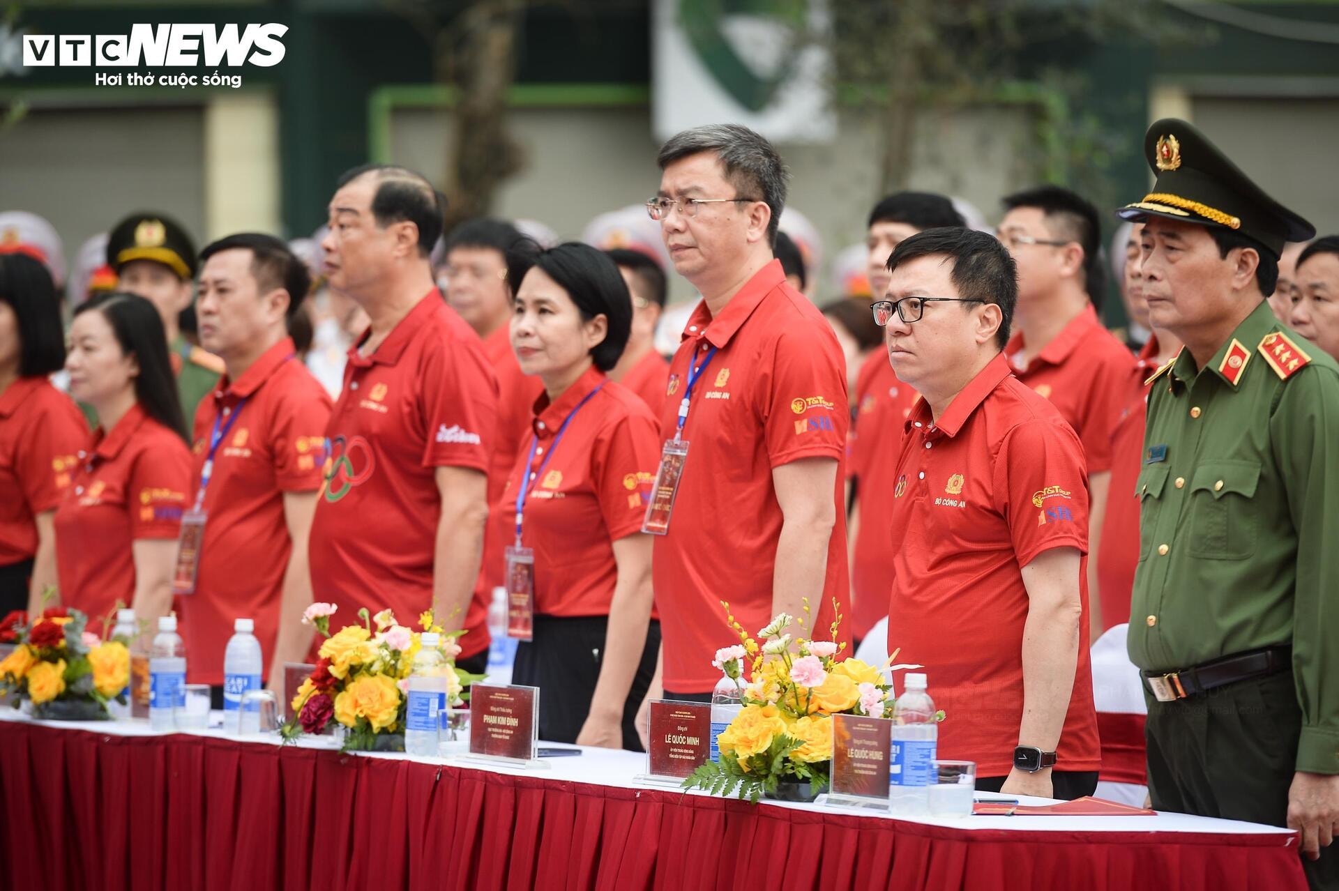 Biển người phủ kín bờ hồ Hoàn Kiếm hưởng ứng Ngày chạy Olympic 2026 - 2