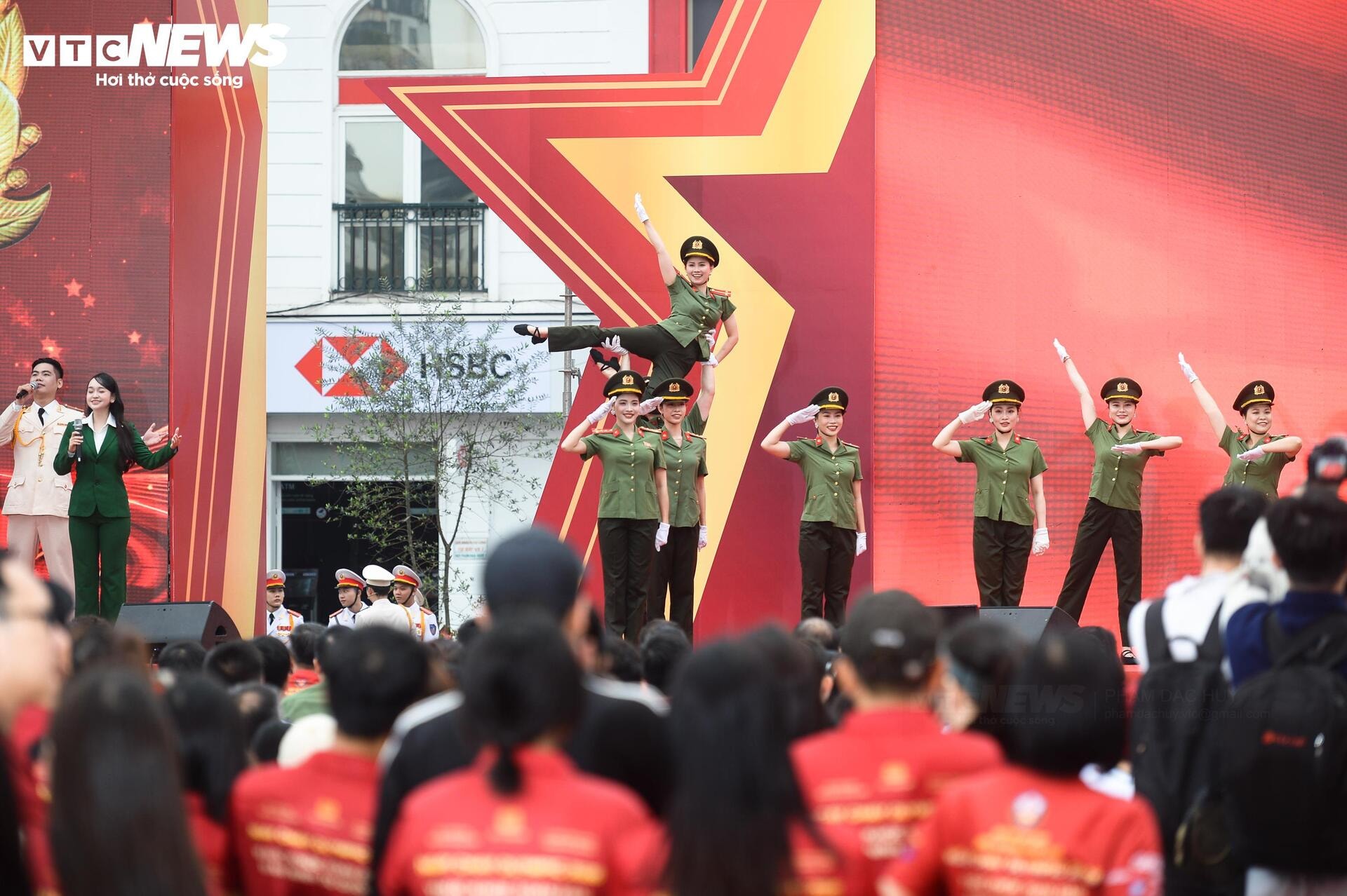 Biển người phủ kín bờ hồ Hoàn Kiếm hưởng ứng Ngày chạy Olympic 2026 - 9