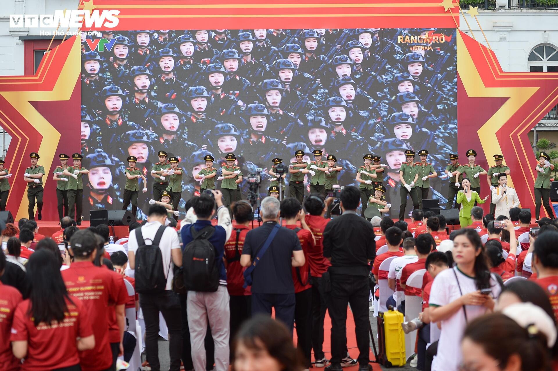 Biển người phủ kín bờ hồ Hoàn Kiếm hưởng ứng Ngày chạy Olympic 2026 - 8