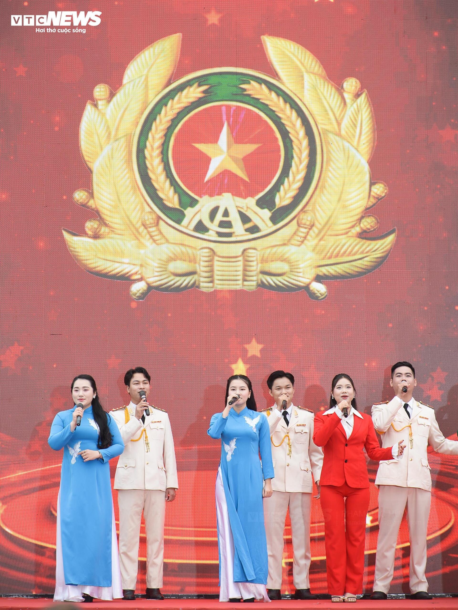 Biển người phủ kín bờ hồ Hoàn Kiếm hưởng ứng Ngày chạy Olympic 2026 - 7