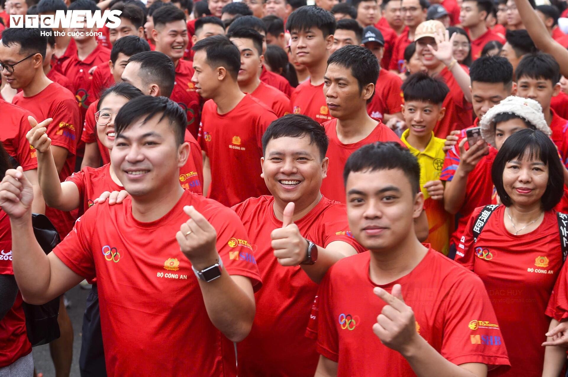 Biển người phủ kín bờ hồ Hoàn Kiếm hưởng ứng Ngày chạy Olympic 2026 - 18