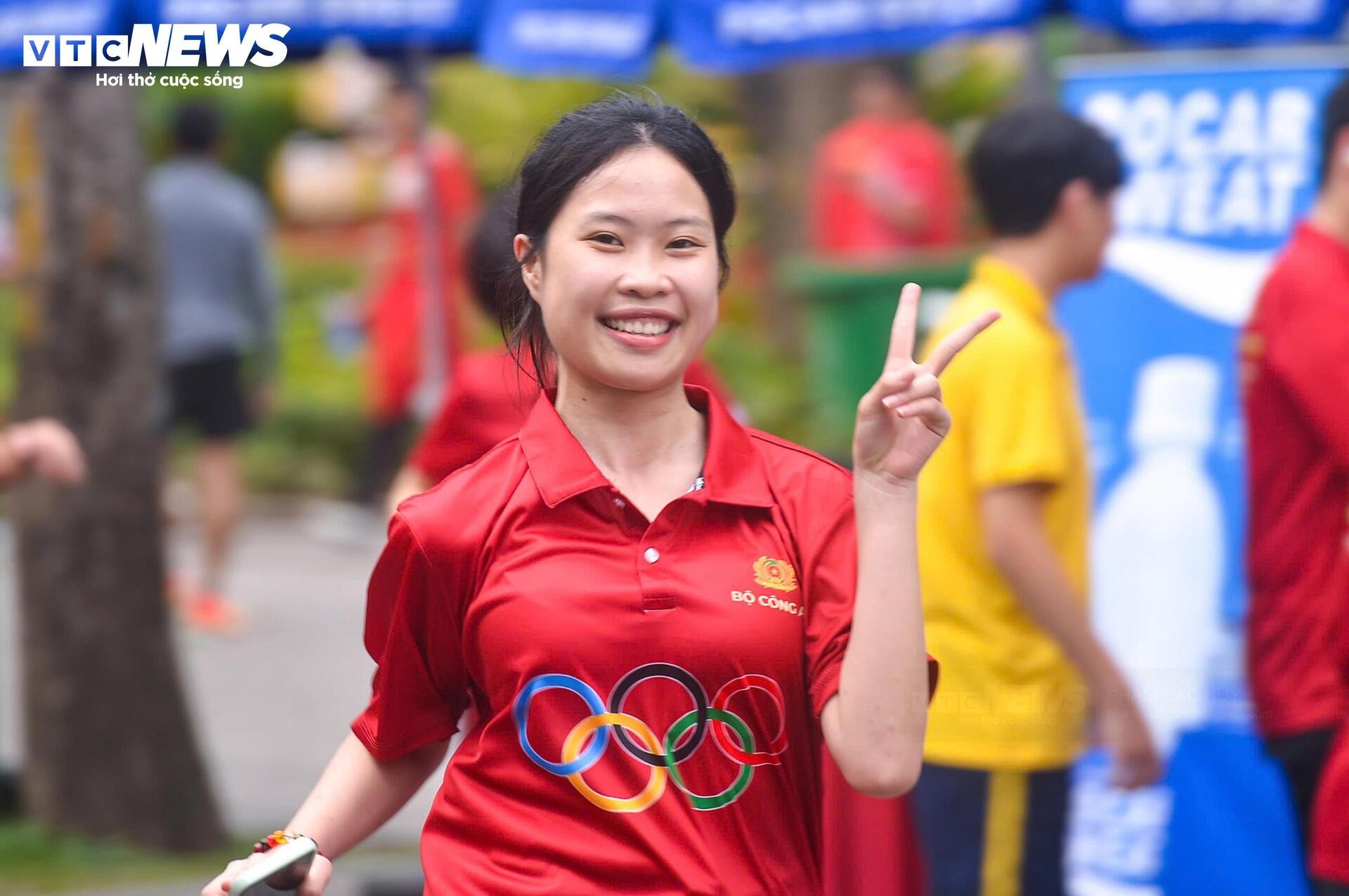 Biển người phủ kín bờ hồ Hoàn Kiếm hưởng ứng Ngày chạy Olympic 2026 - 17