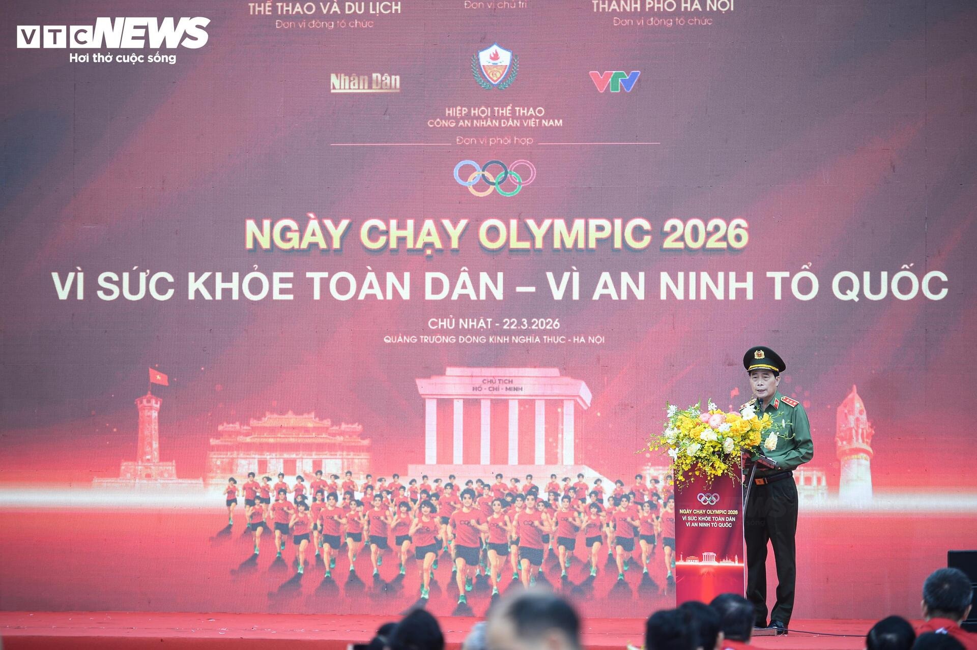 Biển người phủ kín bờ hồ Hoàn Kiếm hưởng ứng Ngày chạy Olympic 2026 - 3