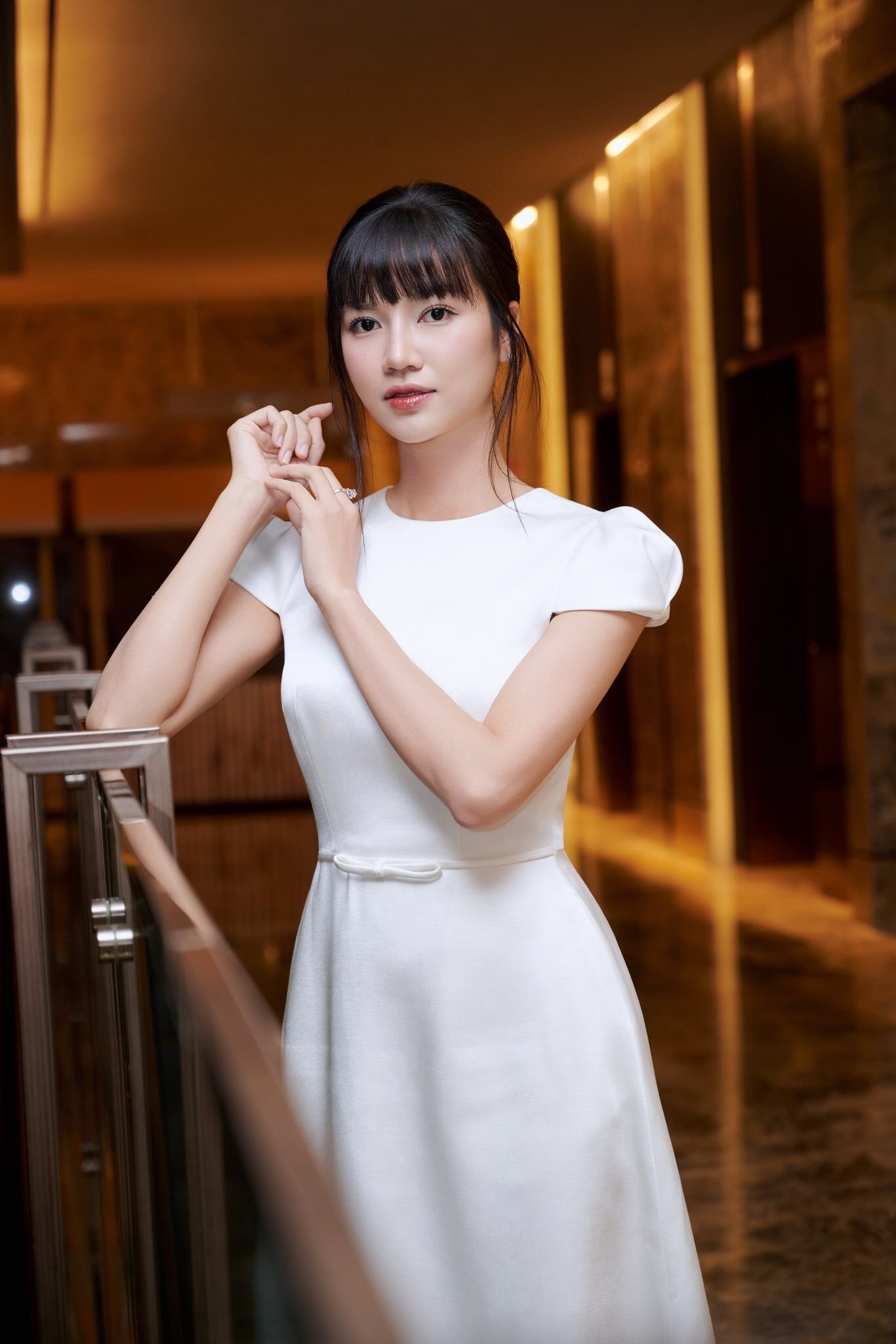 Ngoài đời, Anh Đào sở hữu nhan sắc xinh đẹp, làn da trắng cùng phong cách thời trang sang chảnh.