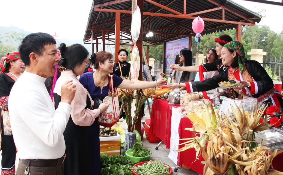 Đông đảo người dân, du khách mua sắm và thưởng thức ẩm thực địa phương tại chợ phiên Hà Lâu.