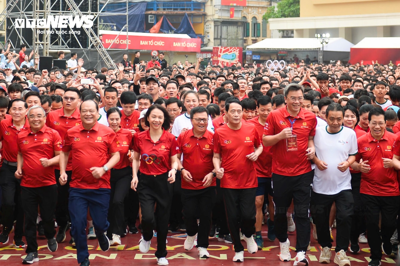 Ngày chạy Olympic có sự tham gia của hơn 10.000 cán bộ, chiến sĩ, nhân viên các cơ quan và nhân dân các phường trung tâm Thành phố Hà Nội.