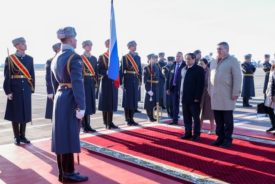 Trong không khí trang nghiêm, khi Thủ tướng Phạm Minh Chính di chuyển trên thảm đỏ tới vị trí danh dự, Quân nhạc cử Quốc thiều Việt Nam và Quốc thiều Liên bang Nga - Ảnh: VGP/Nhật Bắc