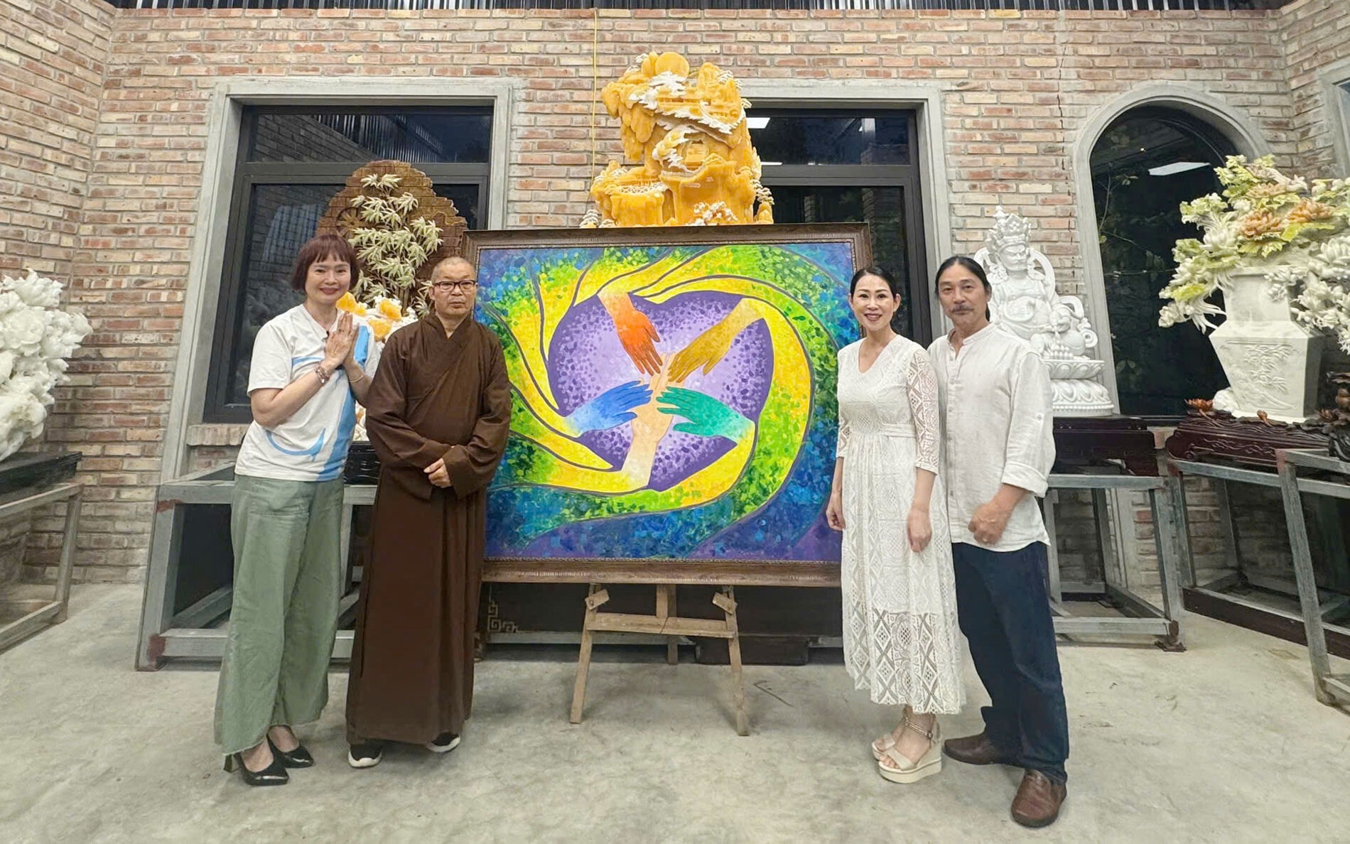 Trao tặng bức tranh cho đại diện chùa Tảo Sách.