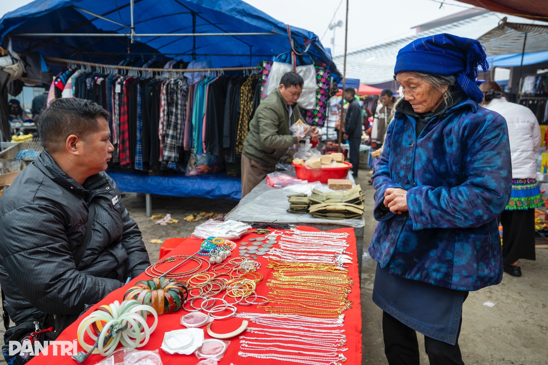 Chợ phiên ở độ cao 2.000m nhộn nhịp tiếng gà, tiếng lợn giữa núi rừng - 9
