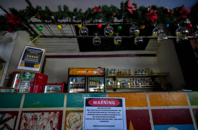 Cảnh báo về rượu được dán tại quầy bar ở nhà nghỉ Nana Backpack, Vang Vieng, Lào. Ảnh: CNN