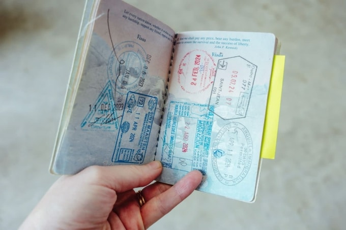 Một hộ chiếu được dán giấy nhớ. Ảnh: Travel + Leisure