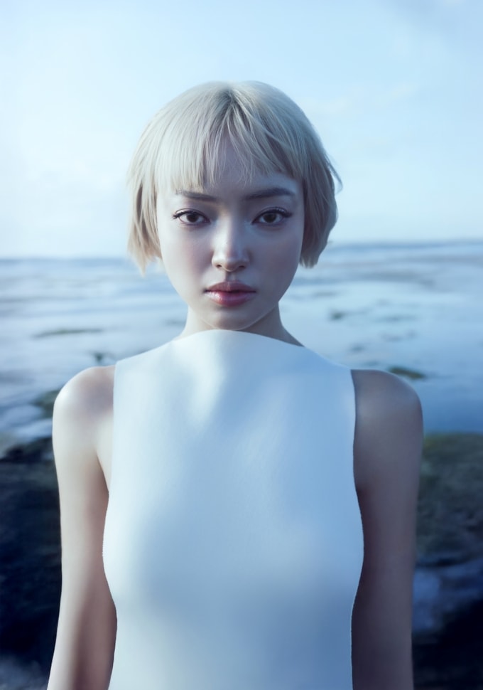 Châu Bùi trong bộ ảnh quảng bá cho sản phẩm đầu tay.