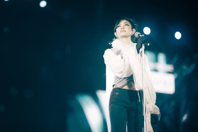 Châu Bùi biểu diễn trong tiết mục Cứ đổ tại cơn mưa tại concert Em xinh say hi hồi tháng 9/2025 ở TP HCM.