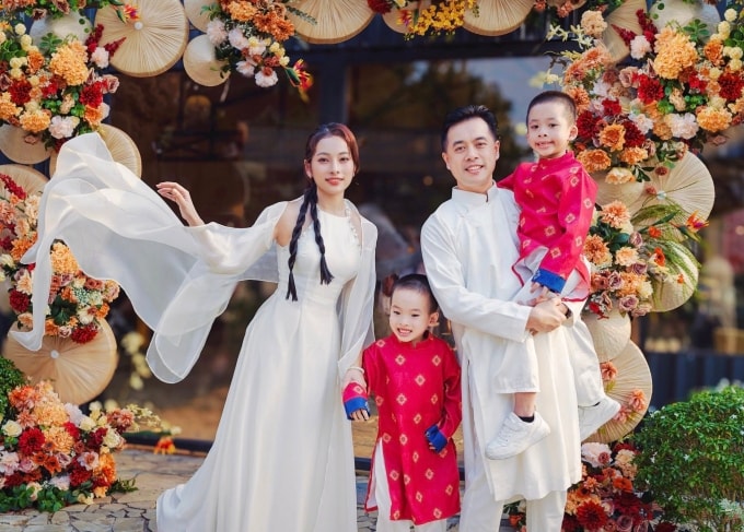 Vợ chồng Dương Khắc Linh, Sara Lưu bên hai con trai đầu lòng dịp đầu năm. Ảnh: Nhân vật cung cấp