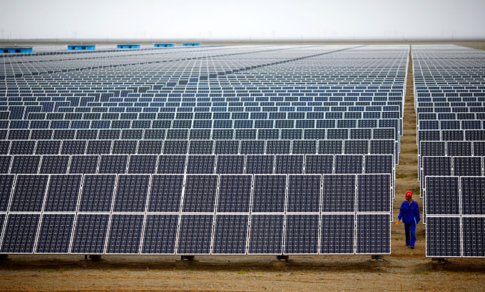 Một trang trại năng lượng mặt trời ở Đôn Hoàng, Trung Quốc. Ảnh: Reuters