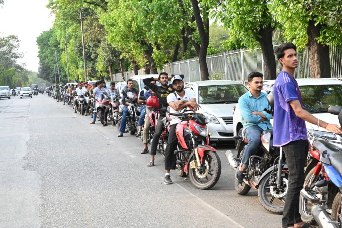 Người dân xếp hàng chờ đổ xăng tại Dhaka, Bangladesh, ngày 17/3. Ảnh: Reuters