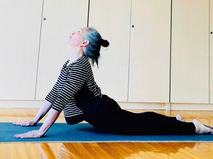 Thực hành các tư thế yoga giãn cơ nhẹ nhàng buổi tối có thể giúp cơ thể thư giãn. Ảnh: Quỳnh Dung