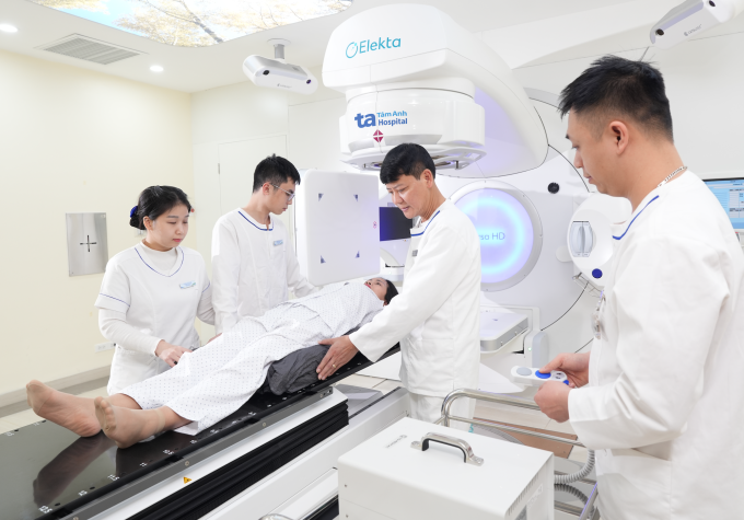 Nhân viên y tế thiết kế đệm cố định thân cho người bệnh xạ trị ung thư trực tràng. Ảnh minh họa: Bệnh viện Đa khoa Tâm Anh