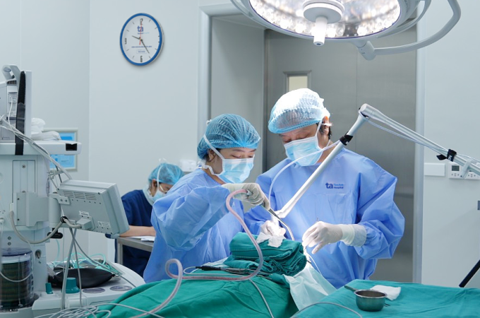 Bác sĩ phẫu thuật cắt amidan kết hợp chỉnh hình màn hầu lưỡi gà, cuốn mũi để điều trị ngủ ngáy cho người bệnh. Ảnh: Bệnh viện Đa khoa Tâm Anh
