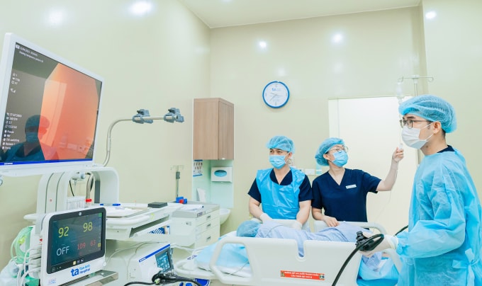 Bác sĩ Lai nội soi đại tràng cho người bệnh. Ảnh: Bệnh viện Đa khoa Tâm Anh