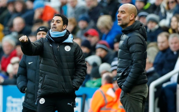 Arteta (trái) thời còn làm trợ lý của Guardiola ở Man City từ tháng 7/2016 đến tháng 12/2019. Ảnh: Rex