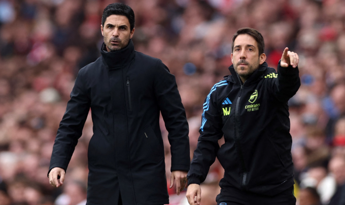 Jover (phải) cùng HLV Mikel Arteta chỉ đạo các cầu thủ Arsenal. Ảnh: Reuters
