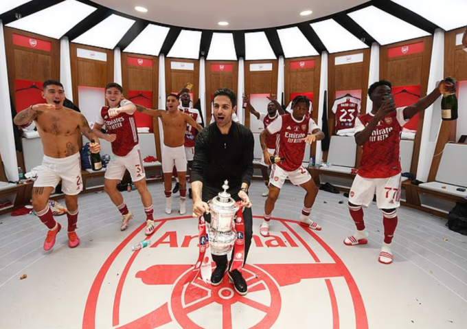 HLV Mikel Arteta mừng danh hiệu Cup FA 2020 - danh hiệu lớn duy nhất của ông sau hơn 6 năm dẫn dắt Arsenal. Ảnh: Arsenal FC