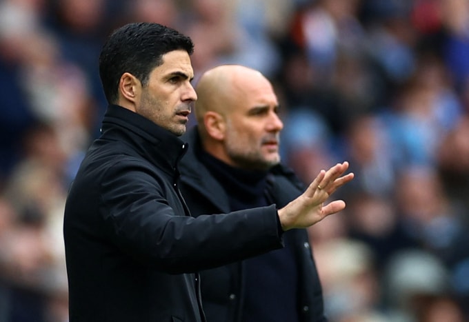 HLV Arteta chỉ đạo Arsenal trong trận đấu Man City ở Ngoại hạng Anh trên sân Etihad, Manchester ngày 31/3/2024. Ảnh: Reuters