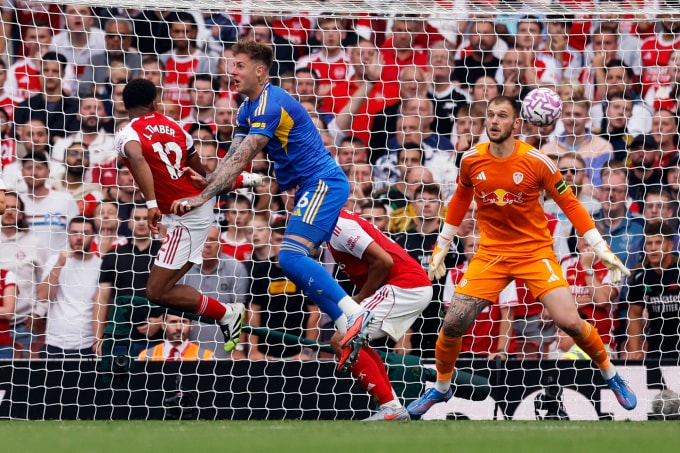 Jurrien Timber (số 12) đánh đầu ghi bàn cho Arsenal trong trận đấu Leeds United trên sân Emirates, London, Anh ngày 23/8/2025. Ảnh: Reuters