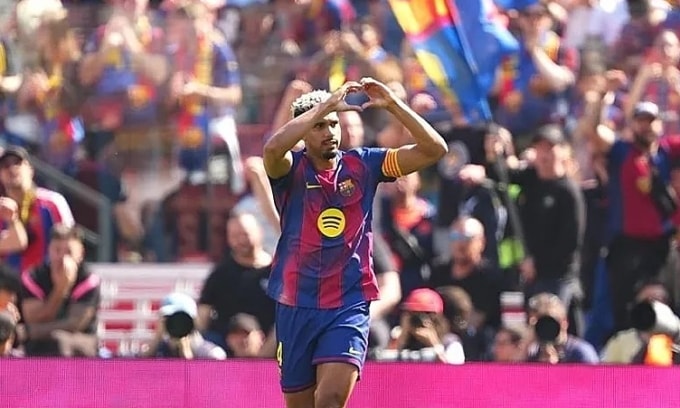 Araujo mừng bàn thắng mở tỷ số cho Barca. Ảnh: La Liga