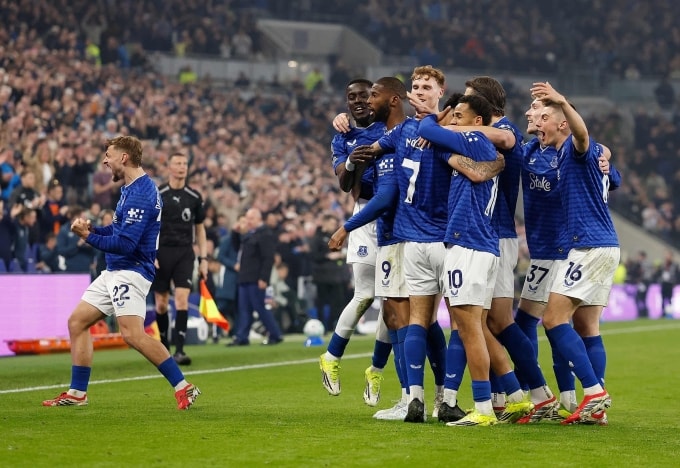 Everton mừng bàn thắng thứ hai vào lưới Chelsea. Ảnh: Reuters