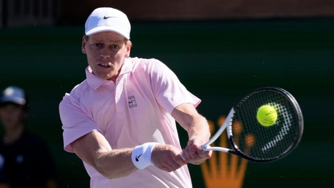 Sinner đánh trái tay trong trận gặp Dzumhur, trên sân Hard Rock, Miami, Florida, Mỹ hôm 21/3. Ảnh: Reuters