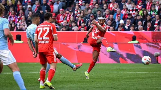 Gnabry vô lê ghi bàn trong trận Bayern 4-0 Union Berlin ở vòng 27 Bundesliga tối 21/3. Ảnh: FCB