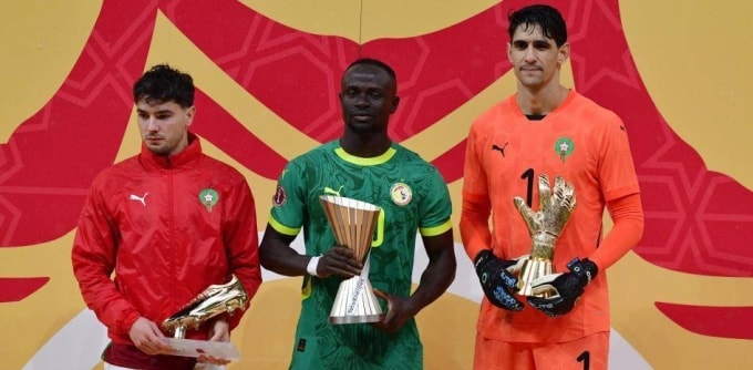 Sadio Mane (giữa) giành giải Cầu thủ hay nhất giải vô địch châu Phi 2025, trong khi Brahim Diaz (trái) nhận giải Vua phá lưới và Bono nhận giải Thủ môn hay nhất. Ảnh: EFE