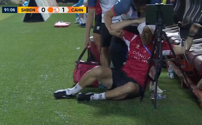 Trợ lý HLV Luis Viegas choáng sau khi xô xát với David Henen ở cuối trận Công an Hà Nội thắng Đà Nẵng 1-0 ở trận đấu bù vòng 13 V-League 2025-2026, trên sân Chi Lăng ở Đà Nẵng ngày 22/3/2026. Ảnh: Chụp màn hình