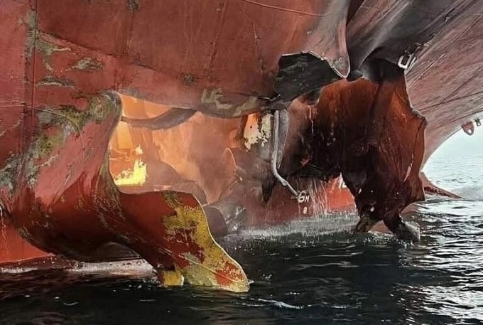 Thân tàu Mayuree Naree bị xé toạc sau vụ tấn công. Ảnh: Hải quân Thái Lan