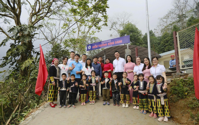 Các đại biểu, giáo viên và học sinh hân hoan trong buổi khánh thành điểm trường mới.