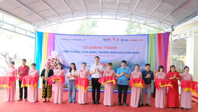 Các đại biểu tham gia nghi lễ cắt băng khánh thành.