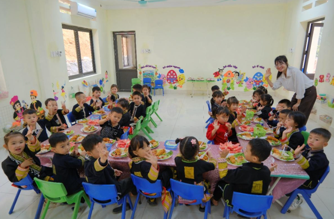 Các em học sinh hào hứng nhận lớp ngày đầu tiên.