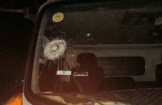 Một xe tải bị trúng đá vỡ kính tối 21/3. Ảnh: Nguyễn Cường