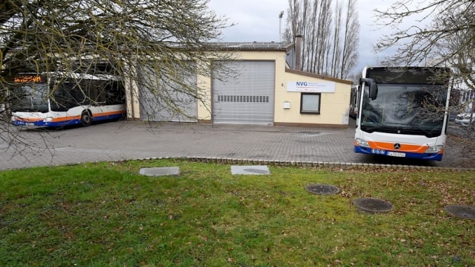 Chiếc xe bus bị cậu thiếu niên si tình trộm từ Công ty Vận tải Nassau (NVG) và lái hơn 130 km để đi gặp bạn gái. Ảnh: Bild