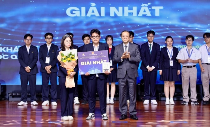 Học sinh được trao giải nhất cuộc thi Khoa học kỹ thuật quốc gia, chiều 22/3. Ảnh: Ban tổ chức