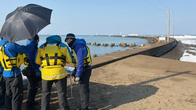 Lực lượng chức năng Nhật Bản tại khu vực lao động Việt gặp nạn ở tỉnh Fukui ngày 21/3. Ảnh: TBS News