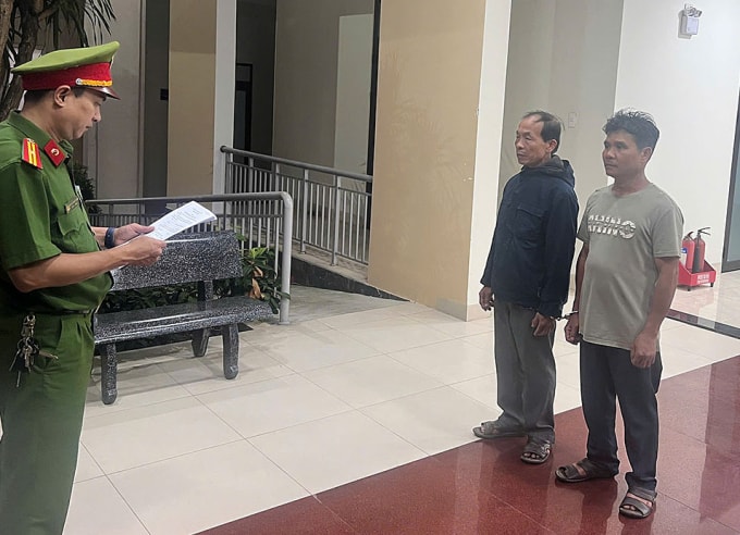 Hai nghi phạm tại cơ quan công an. Ảnh: Thành Huynh